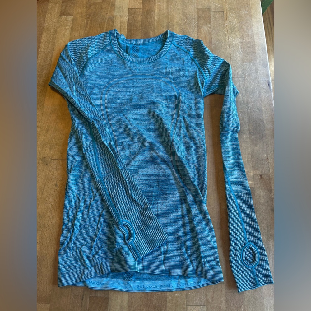 Lulu Lemon women’s swiftly long sleeve. Blue. Size 6/8.